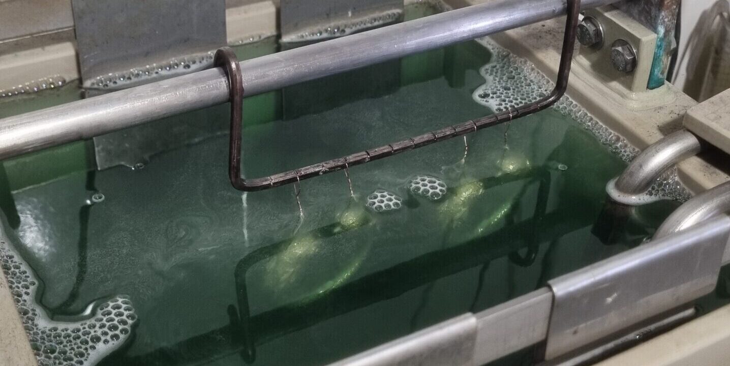 Tanque de banho de ouro em operação no setor de galvanoplastia