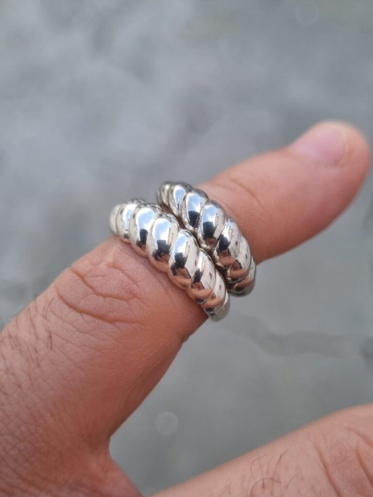 Peça com banho de prata e banho de ródio, lado a lado.